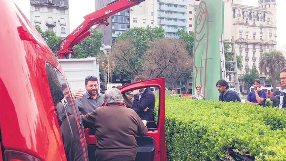 Una Madre de Plaza de Mayo impidió que se lleven una escultura