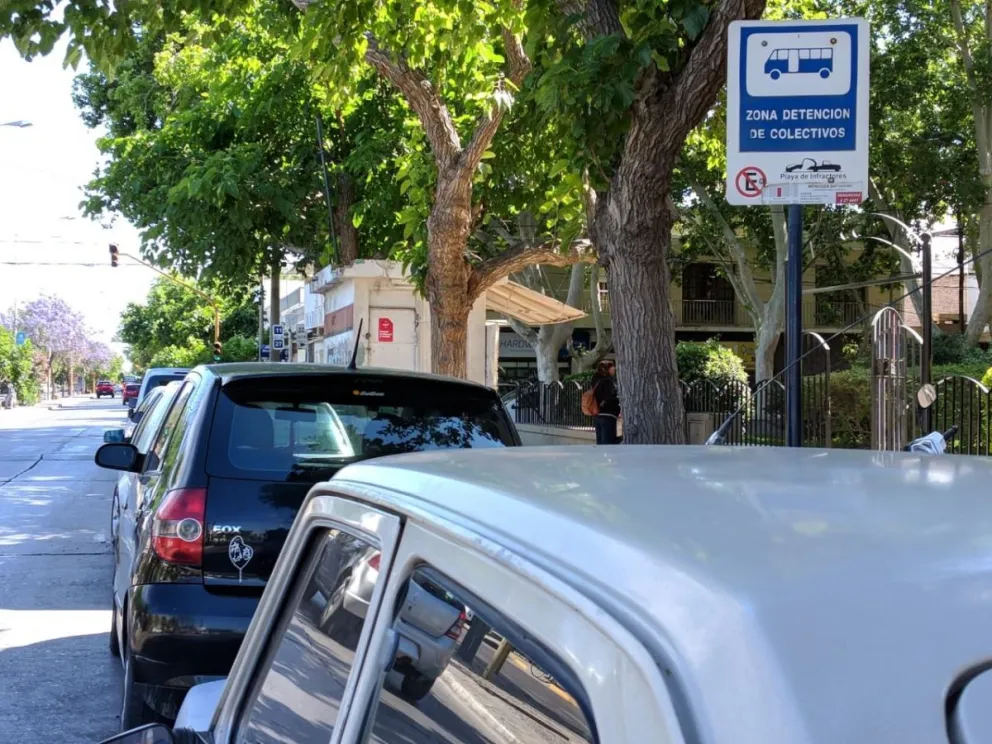 Mal estacionados: una comisaría bloqueó una parada de colectivos con autos