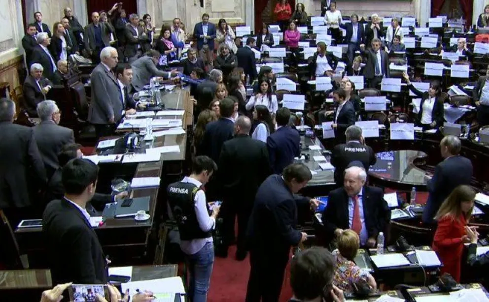 Gioja en medio de los diputados que casi se van a las piñas