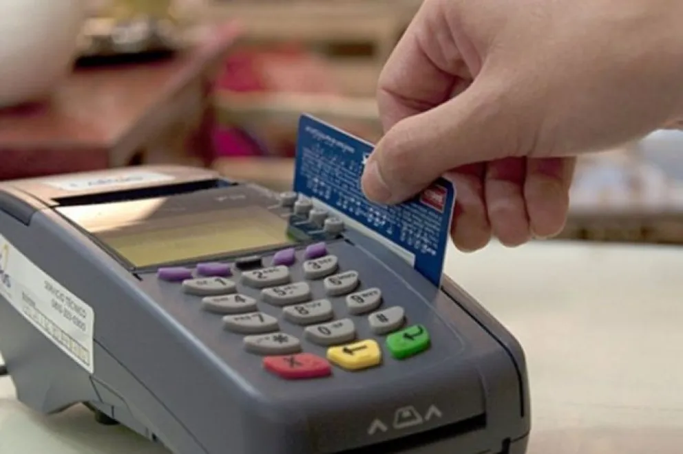 AFIP subió el precio de la compra mínima con tarjeta de débito
