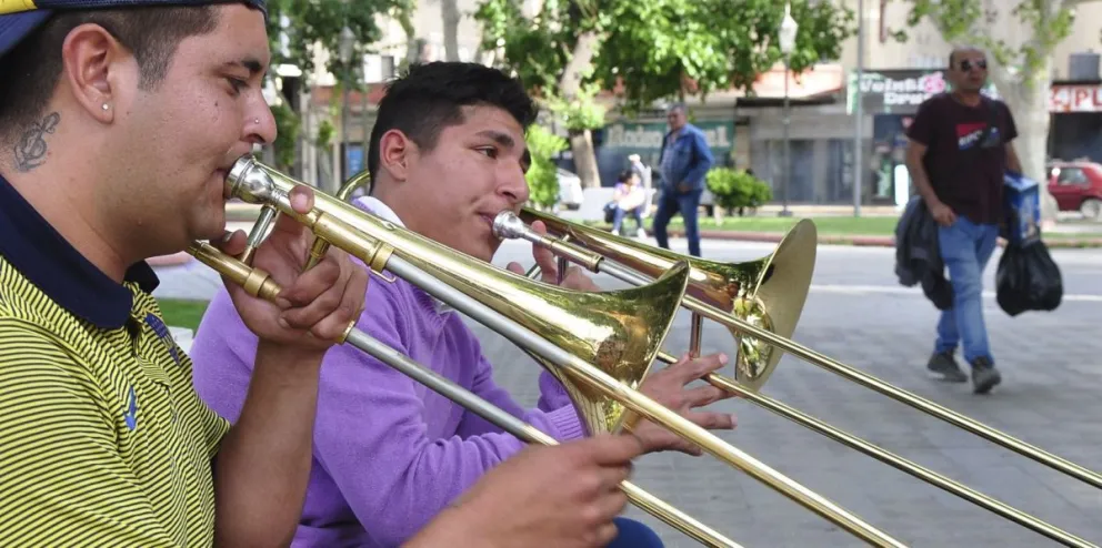 Los pibes en la plaza que tocan el trombón