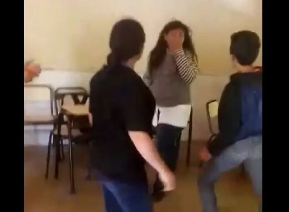 Alumnas aprovecharon la hora libre, y se trompearon en el aula