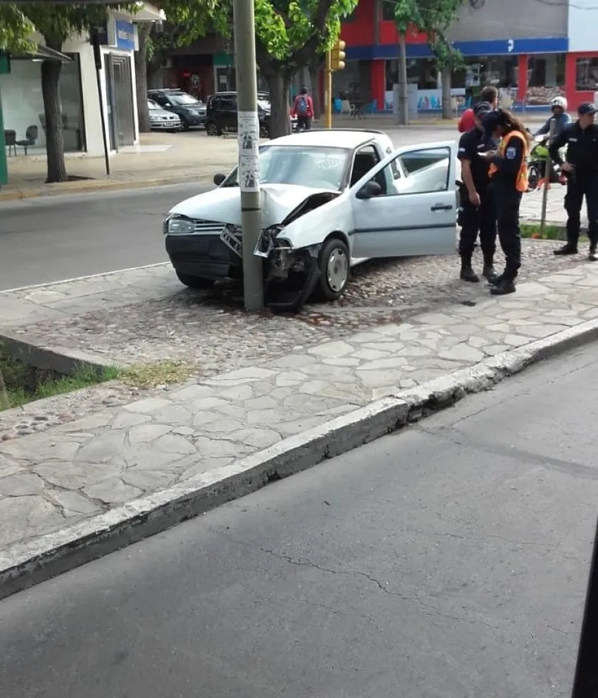 Una camioneta chocó contra un poste en plena Libertador: un colectivo fue protagonista