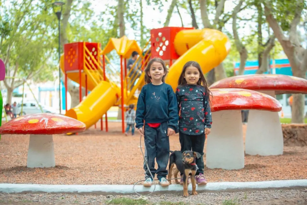 Inauguraron una plaza donde se podrá cargar el teléfono y agua para el mate