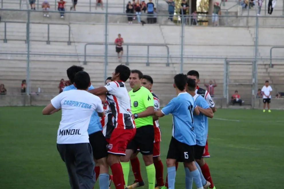 Fútbol, ascenso y trompadas