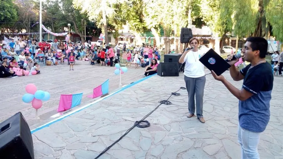Rosa o celeste: el familiazo tuvo gran convocatoria en la plaza