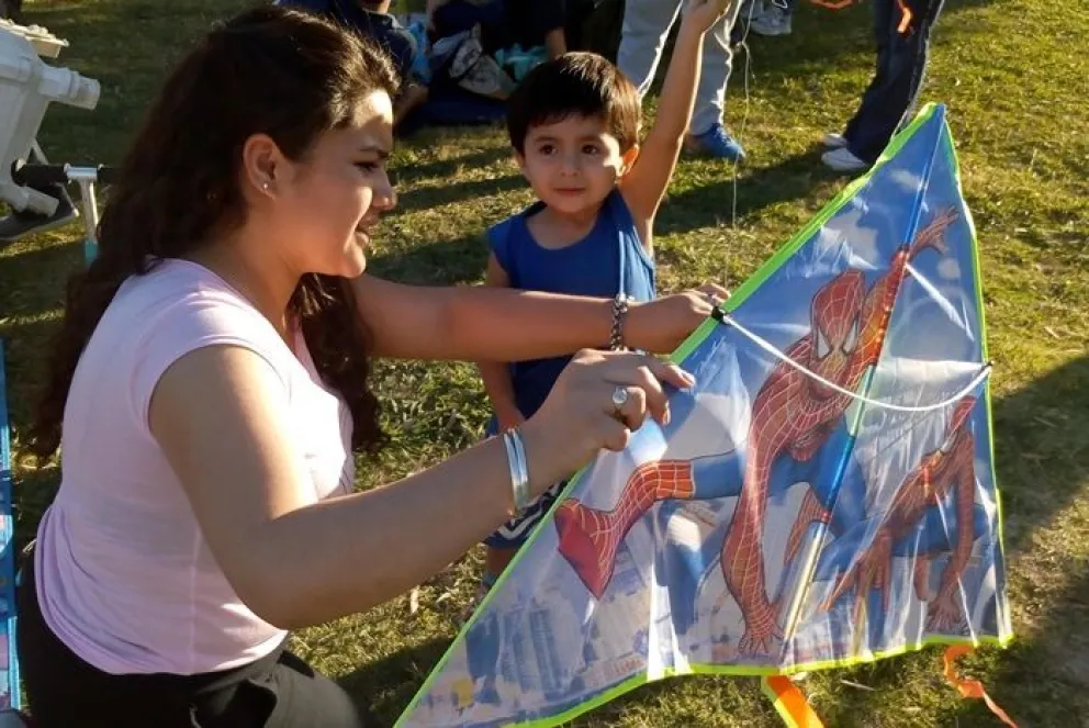 Volaron barriletes para concientizar sobre el autismo
