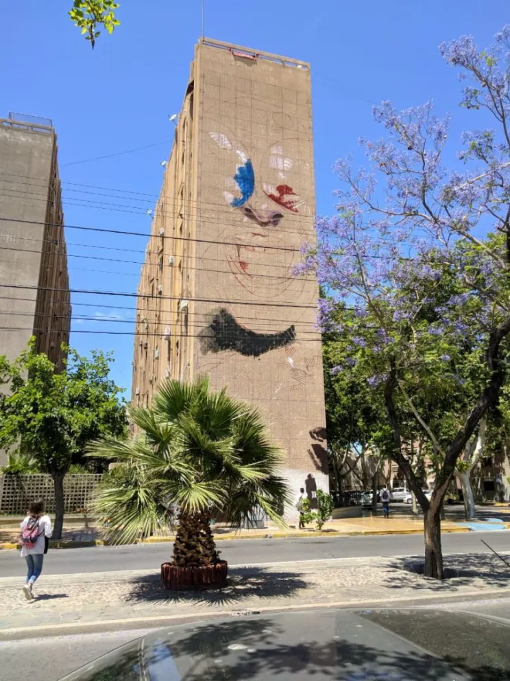 ¡Va a quedar maaanso! pintarán un edificio altísimo de la Capital