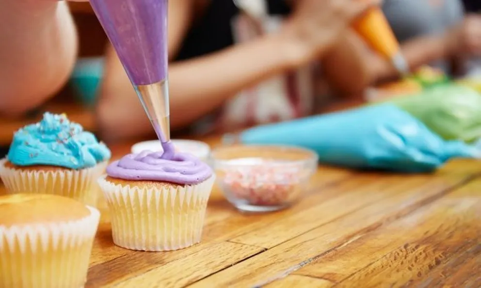 Abuelos pasteleros: convocan a adultos mayores que quieran aprender repostería