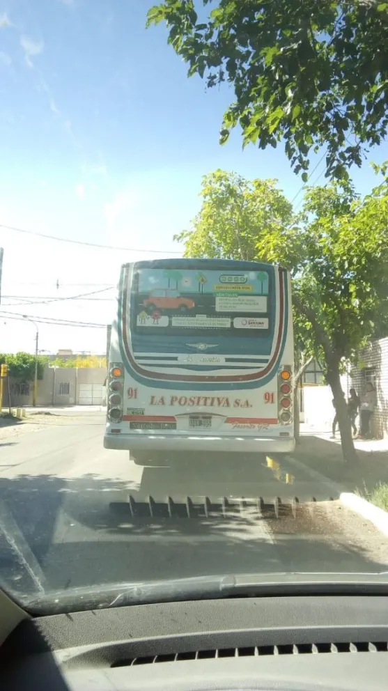 Un colectivo derramó combustible y casi provocó un choque