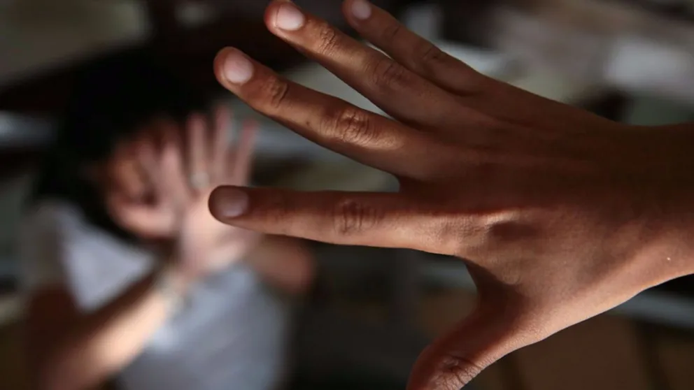 Violó tres veces a su hijastra e irá 8 años a prisión