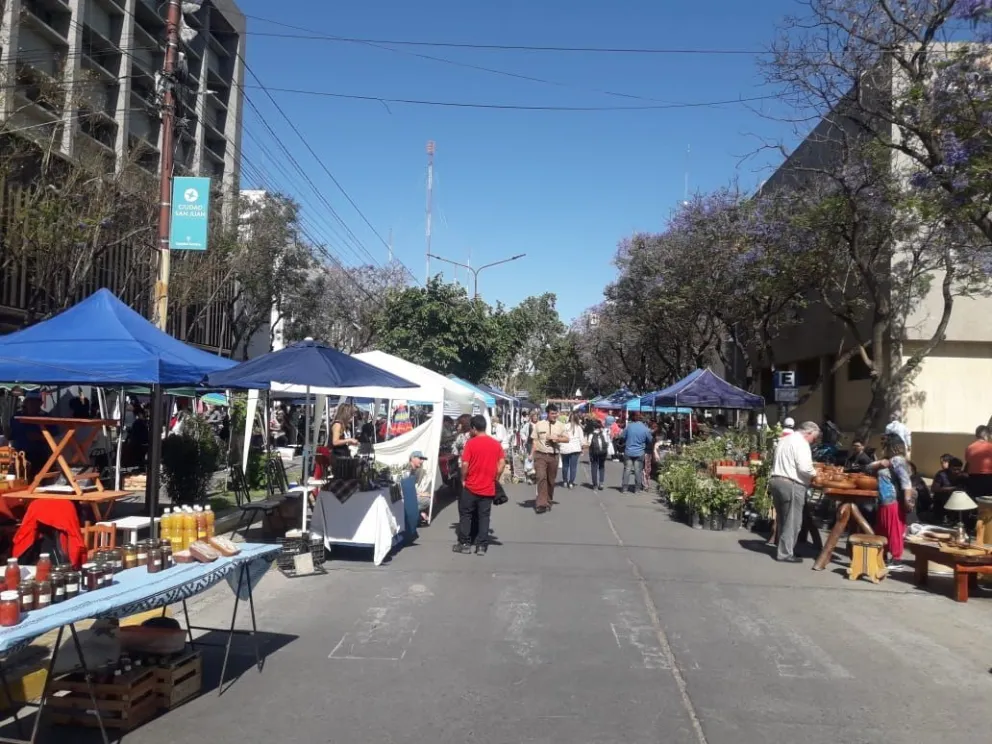 Cientos de productos y variedades en la Feria de la Economía Popular