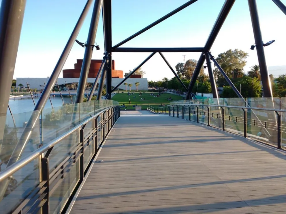 Ya se puede caminar por el puente cívico