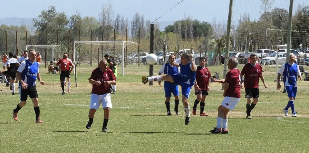 Falleció un hombre mientras jugaba un partido de fútbol