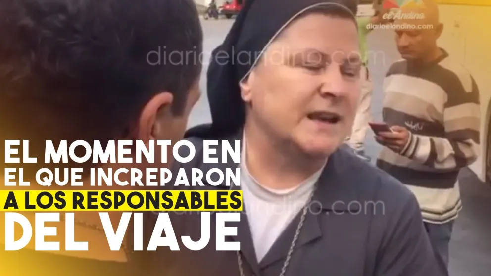 El momento en el que increparon a los responsables del viaje