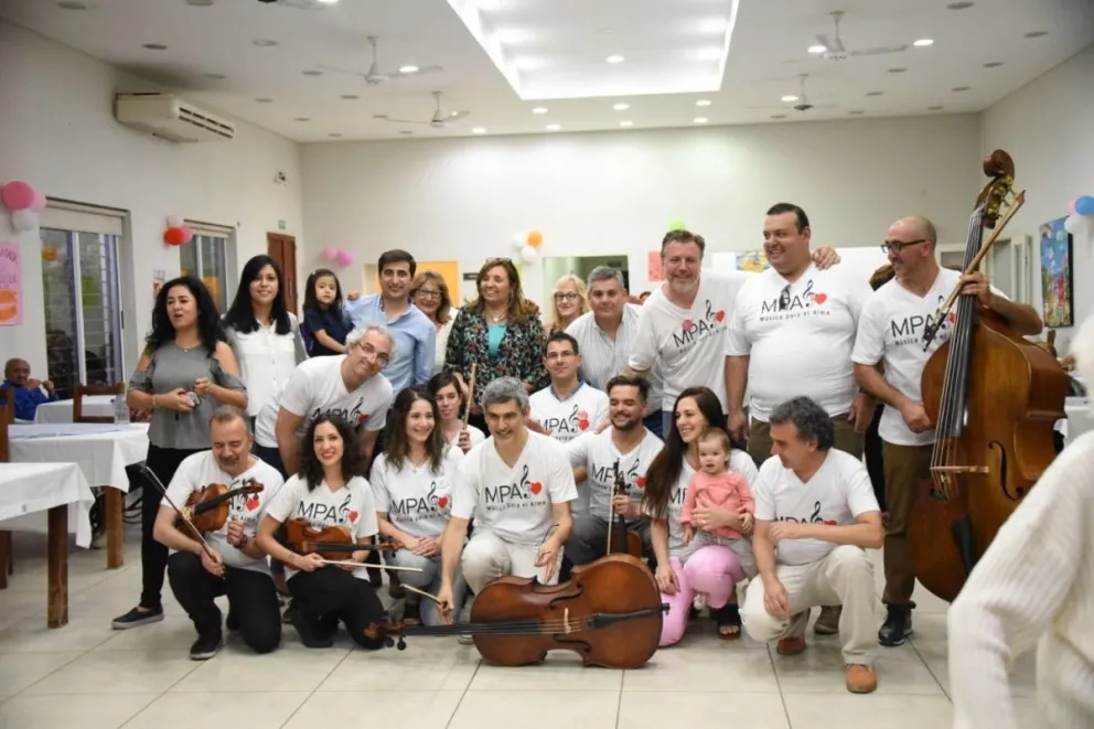 ‘Música para el Alma’ deleitó a los residentes del Eva Duarte con su música