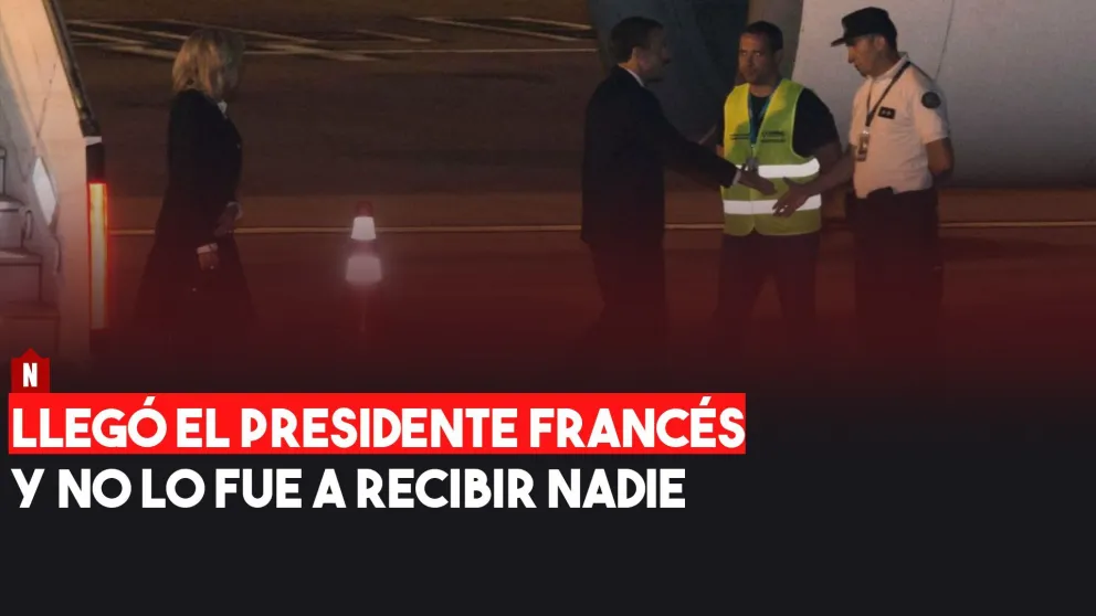 El presidente de Francia saludó a empleados del aeropuerto porque no había funcionarios