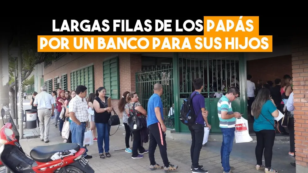 Largas filas de los papás por un banco para sus hijos
