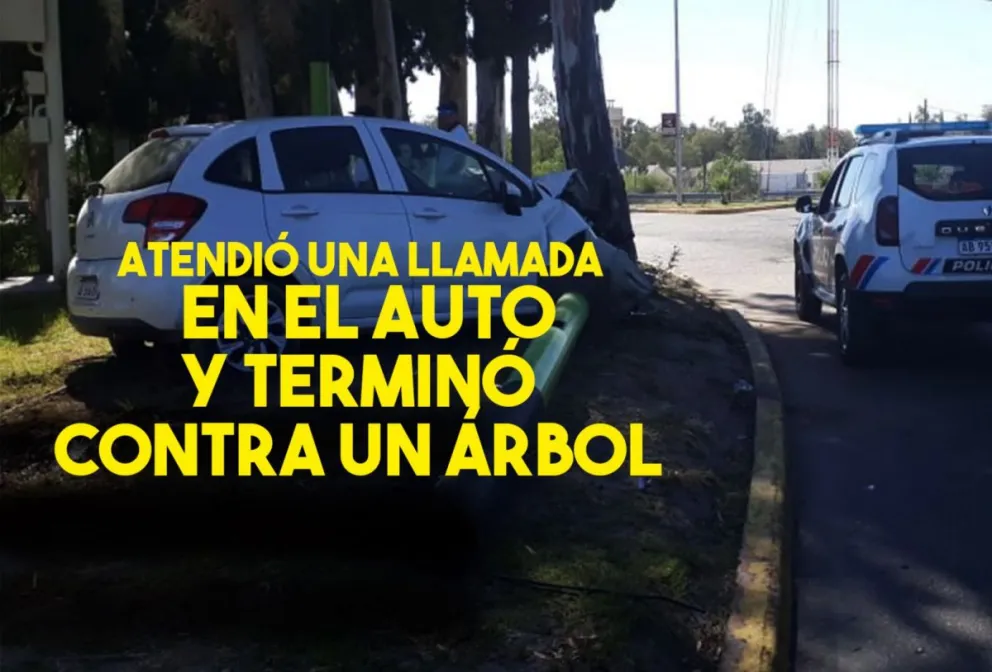 Miró el celular en el auto y terminó contra un árbol