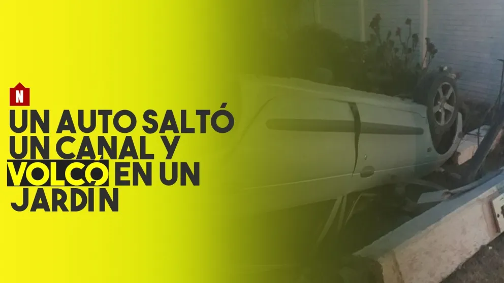 Un auto saltó un canal y volcó en un jardín