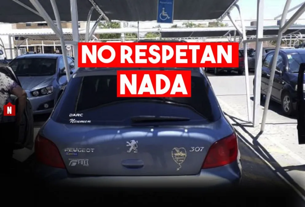 Un sanjuanino denunció en las redes que una pareja estacionó en lugar reservado para personas con discapacidad