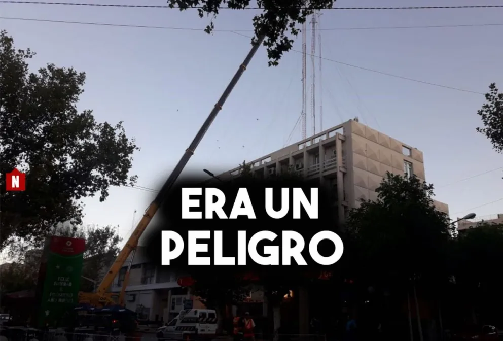 Trabajan intensamente para retirar una antena que fue tumbada por el fuerte viento
