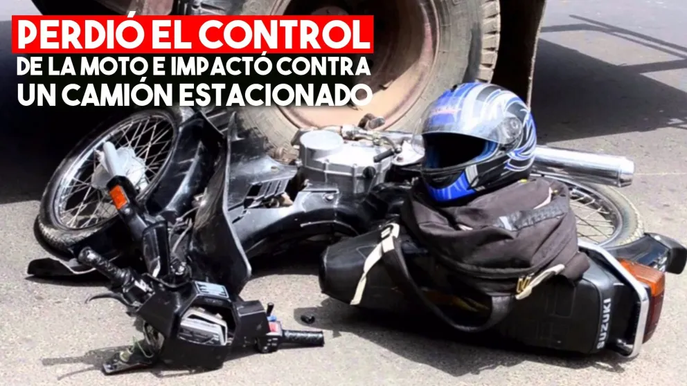 Perdió el control de la moto e impactó contra un camión estacionado