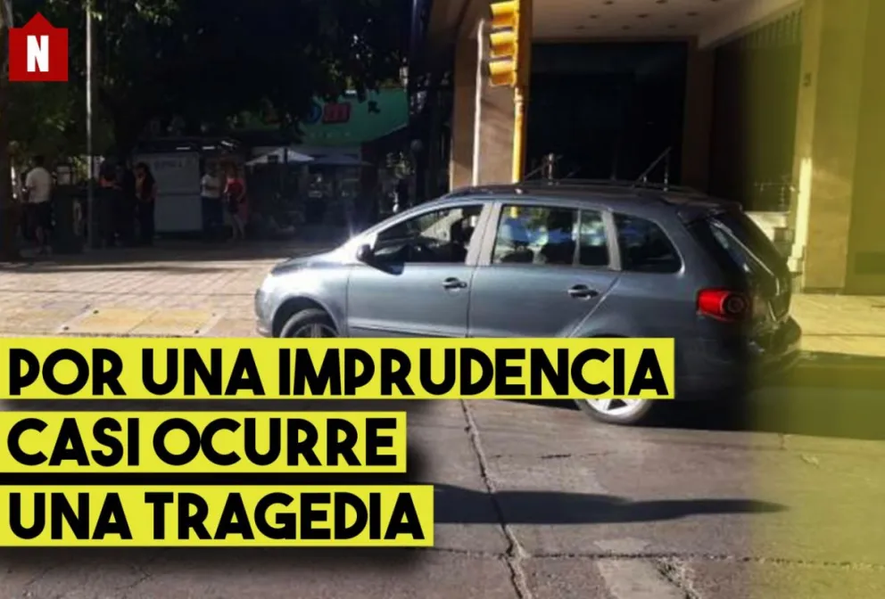 Tras un choque, un auto terminó en la vereda