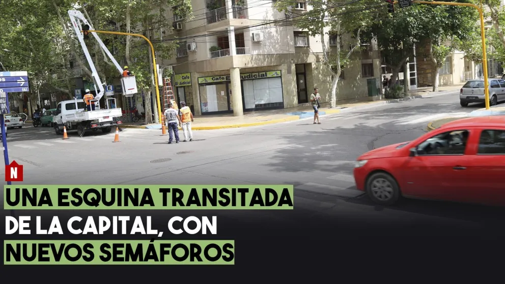 Una esquina transitada de la Capital, con nuevos semáforos