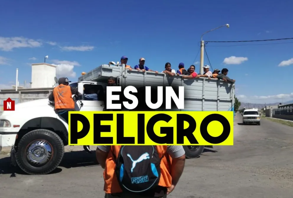Así viajan los trabajadores de Rawson en el camión municipal