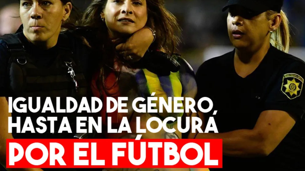 Se metió semi-desnuda al partido Central- River