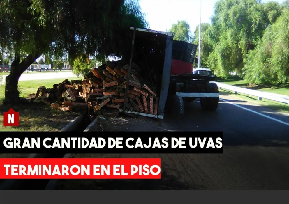 Se desprendió la carrocería del camión y gran cantidad de cajas de uvas terminaron en el piso