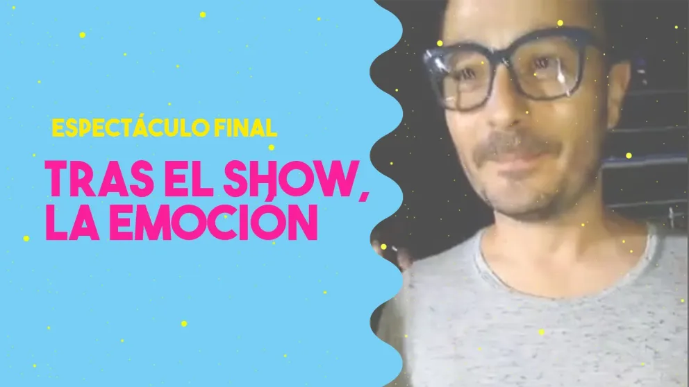 El director teatral del espectáculo final, feliz y agradecido