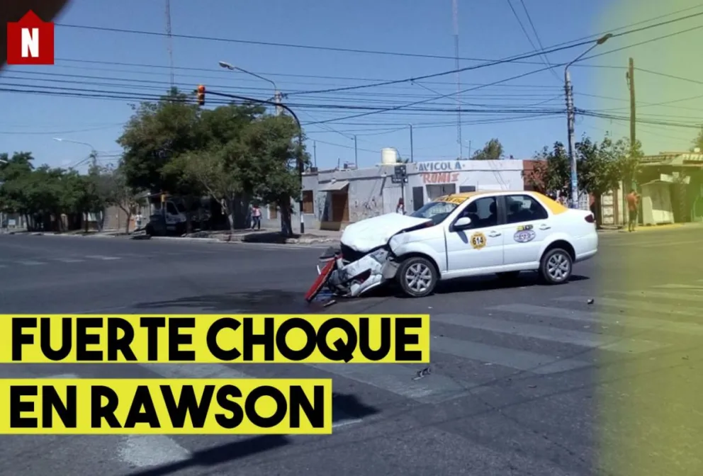 Un taxi y otro auto chocaron en una esquina con semáforos