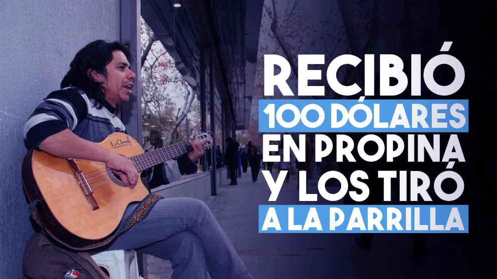 Recibió 100 dólares en propina y los tiró a la parrilla