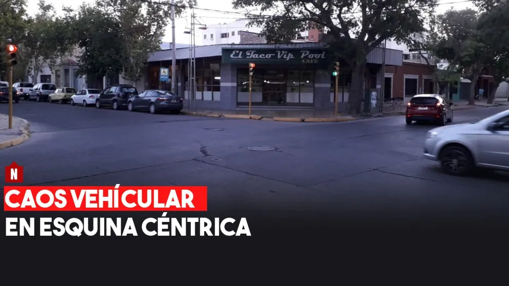 Semáforos descompuestos y caos vehícular en esquina céntrica
