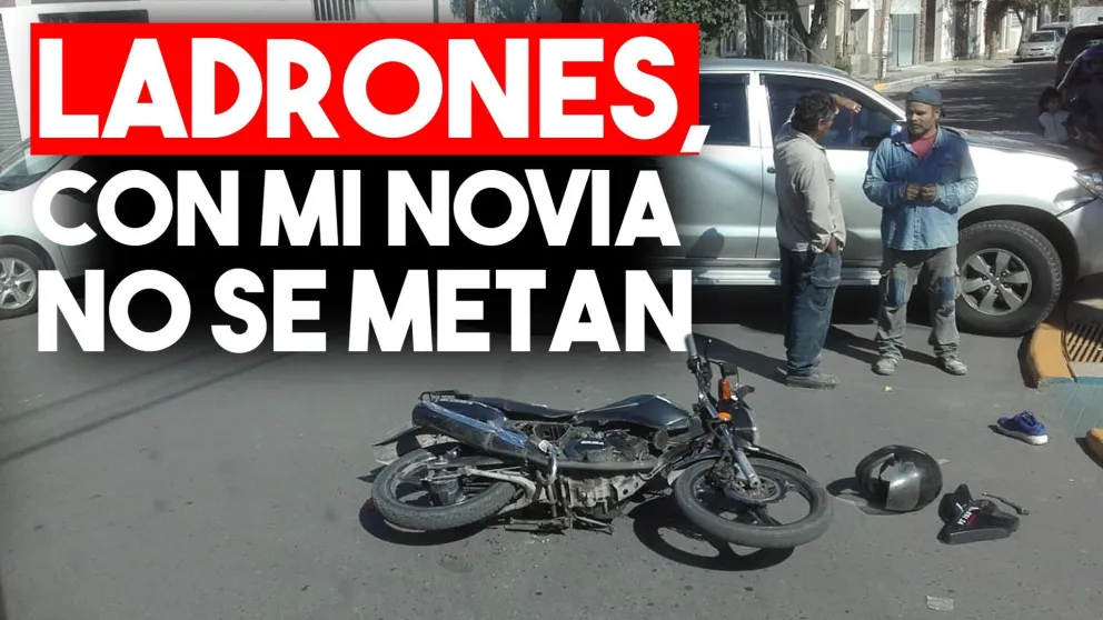 Le robaron a una joven y su novio los chocó con su camioneta