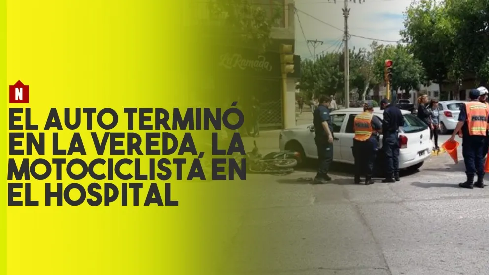 Choque entre un auto y una moto en una esquina muy transitada