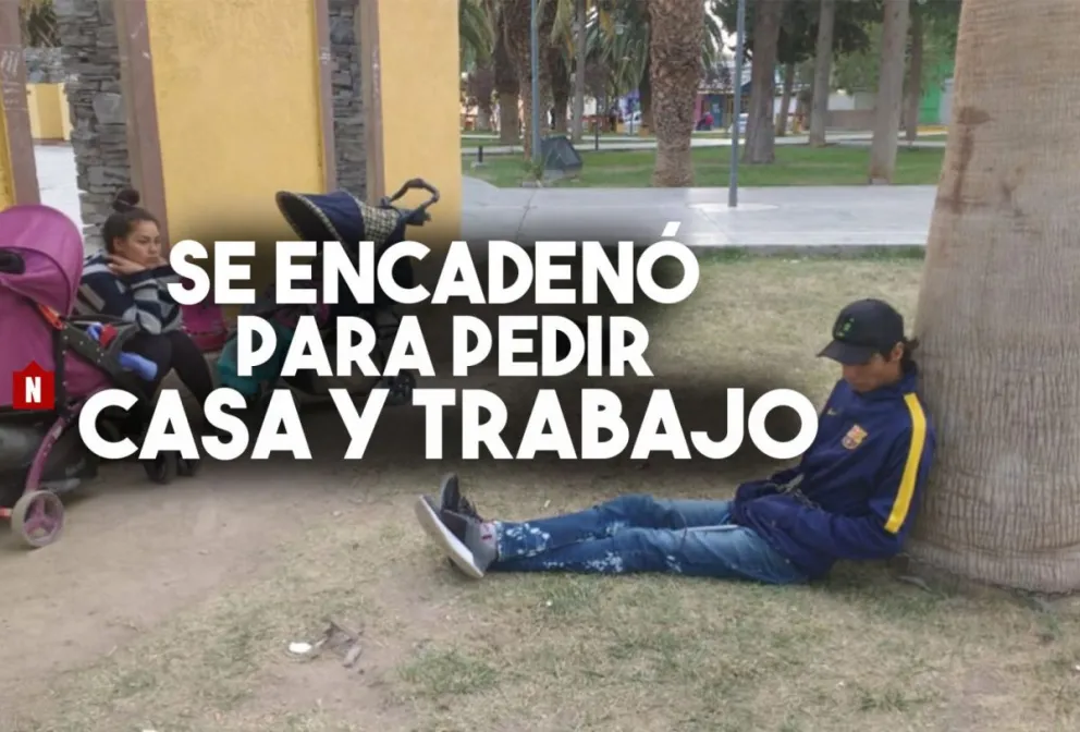 Un hombre se encadenó a un árbol para pedir trabajo y una vivienda