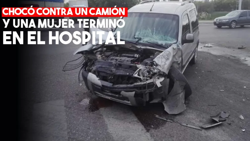 Una camioneta chocó a un camión y le reventó el tanque de combustible