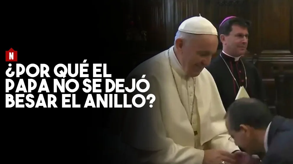El Vaticano explicó por qué el papa Francisco no se dejó besar el anillo