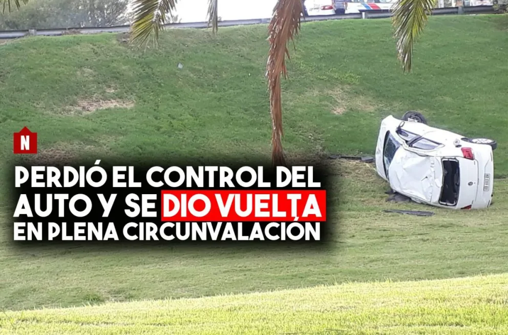 Perdió el control del auto y volcó en plena Circunvalación