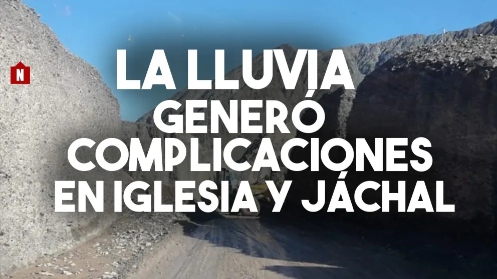 Por las intensas lluvias se cortó el camino y debieron trabajar para despejarlo