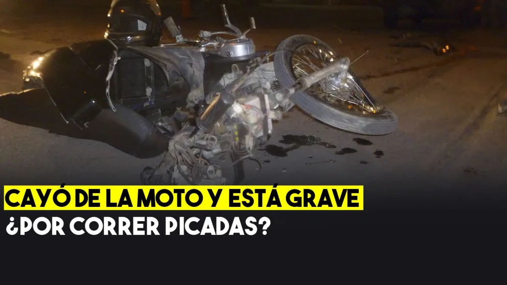 Cayó de la moto y terminó en una zanja: pelea por su vida