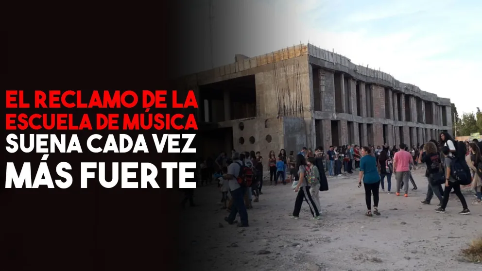 Reclamaron respuestas con un abrazo simbólico a la Escuela de Música