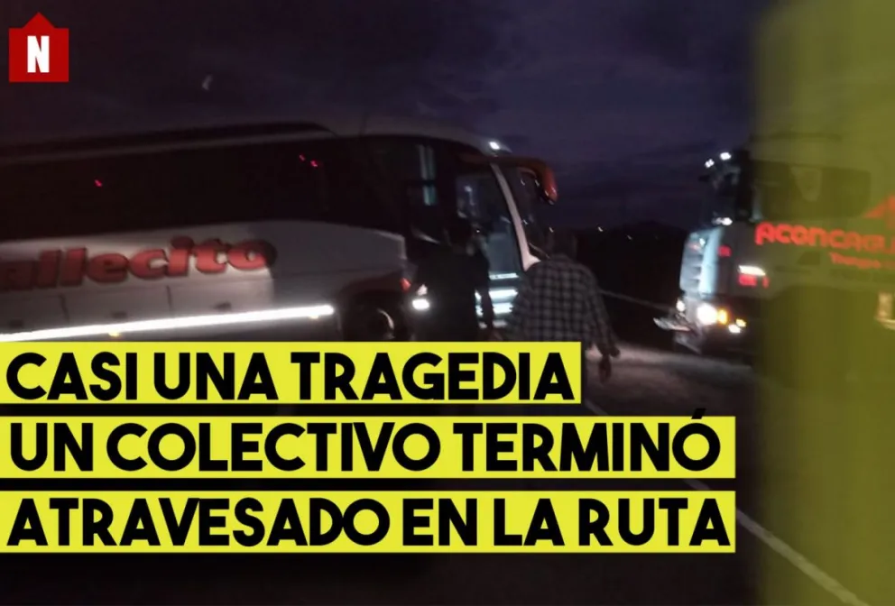 Mala maniobra de un colectivo y quedó atravesado en plena ruta