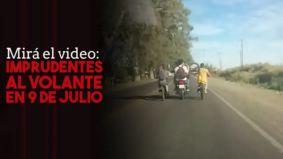 ¡Unos locos! iban en la moto y llevaban una bicicleta adelante