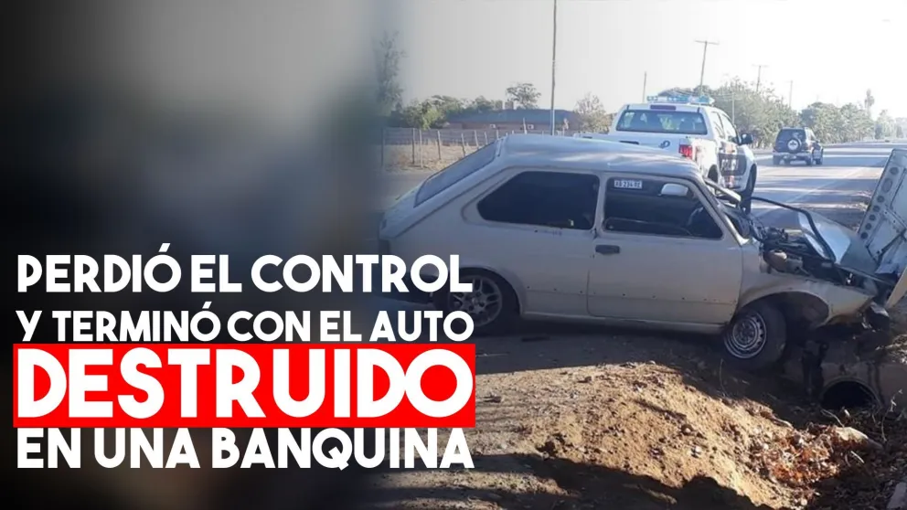 Perdió el control y terminó con el auto destruido en una banquina