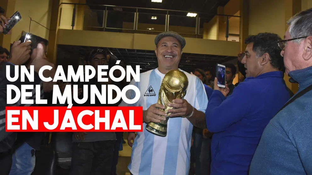 El Vasco Olarticoechea jugó al fútbol con niños en Jáchal