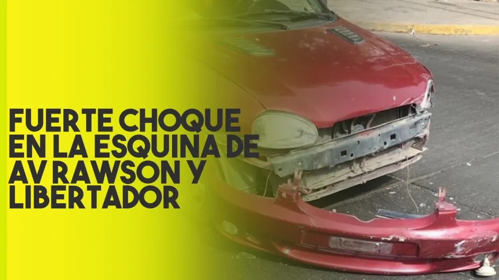 Fuerte choque entre un auto y una moto en pleno centro